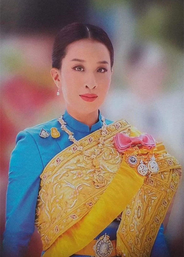 泰国公主姐妹花:姐姐瘦身后变美,妹妹颜值一言难尽,衣品常翻车__凤凰网