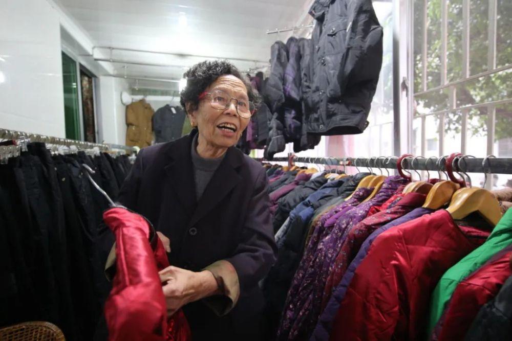 ▲“诚信奶奶”陈金英和她的兴华羽绒专卖。图据武义发布