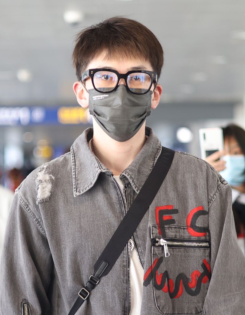 费启鸣穿字母衬衫尽显青春气息眼神清澈笑眼弯弯好似邻家大哥哥