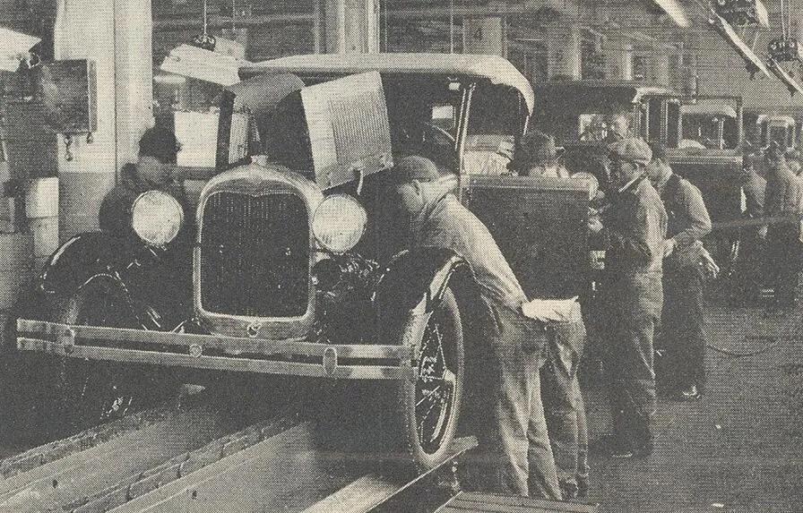 上图_ 工业革命下的美国社会，1930年前后的福特A型车装配流水线