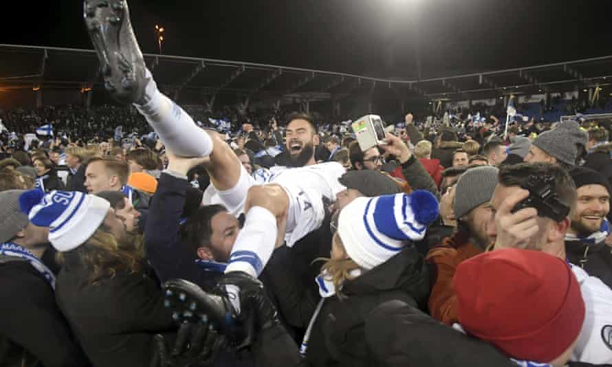 晋级欧洲杯后,球迷冲入球场抛起了斯帕尔夫。