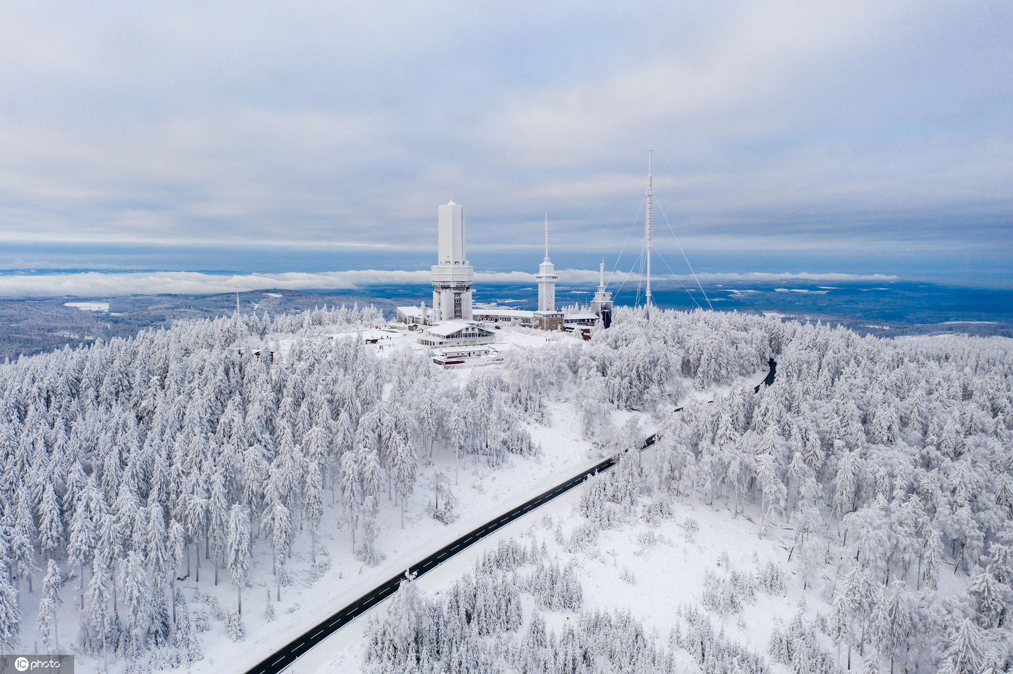 近日,德国陶努斯冬日雪景,银装素裹宛如白色仙境.(图片:东方ic)