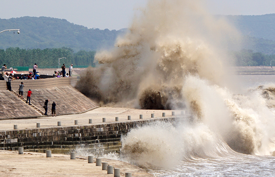 2014年08月13日,浙江省嘉兴市,秋季钱塘江掀起超级大潮。