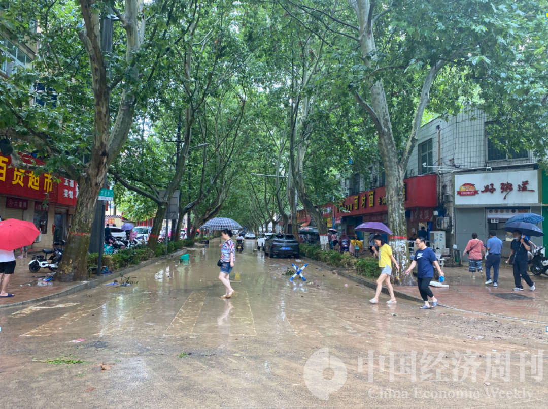 记者亲历郑州暴雨24小时 被困高铁站 地铁线惊魂 酒店爆满 凤凰网