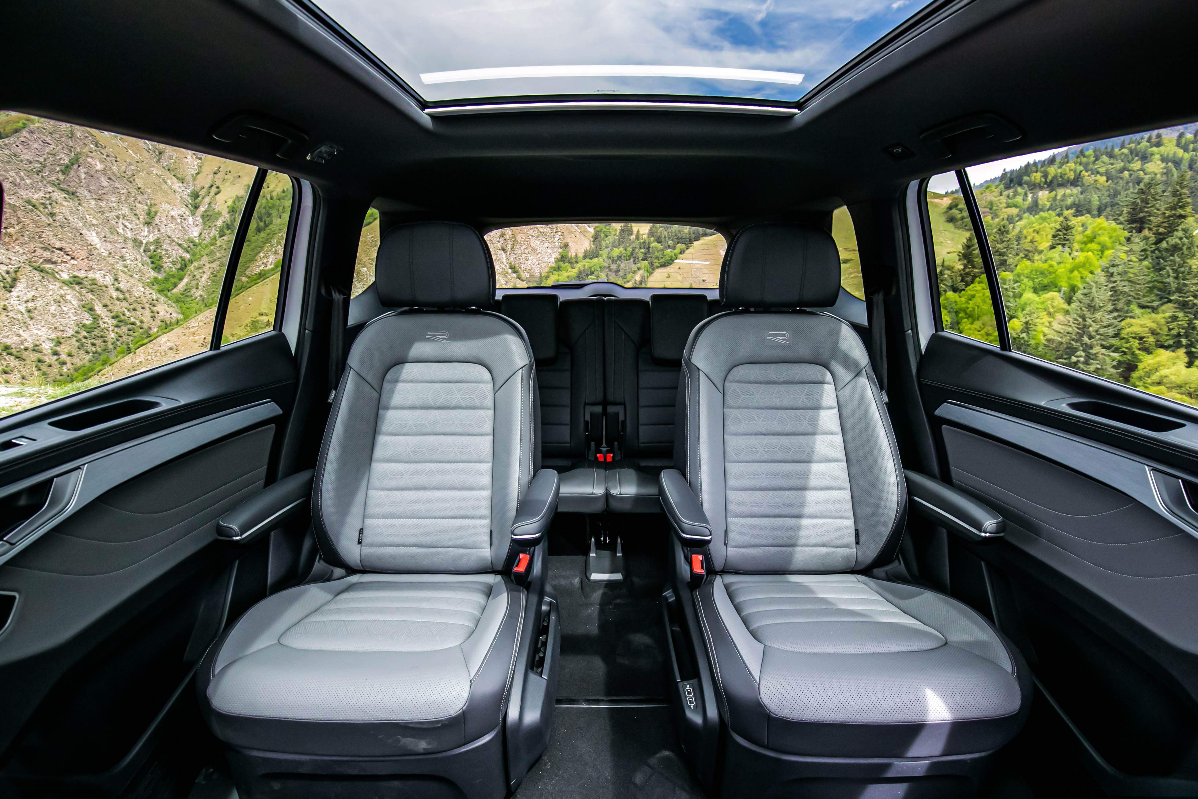 29.99万元起大众全能旗舰suv揽境上市,内饰豪华感再升级