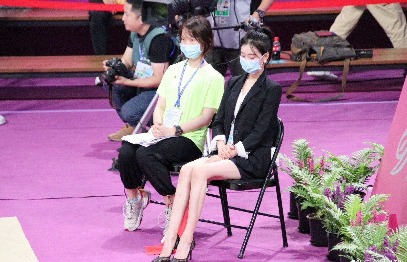 打开凤凰新闻,查看更多高清图片如今,舒思瑶已经退役,但是身为裁判的