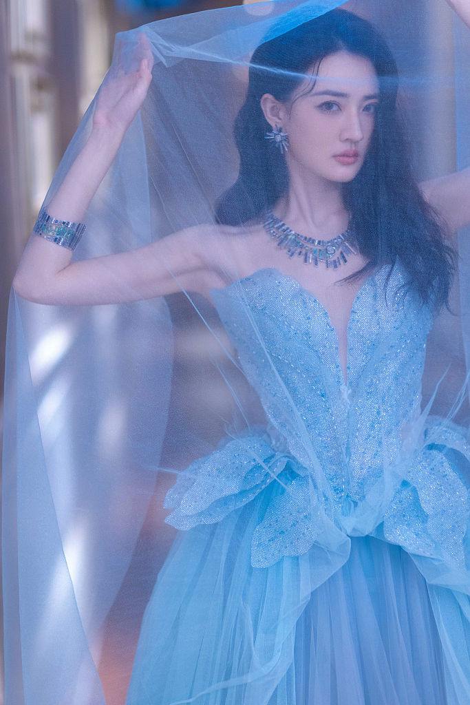 徐璐天蓝色抹胸纱裙清新梦幻 变身暗黑公主高开衩长裙秀美腿