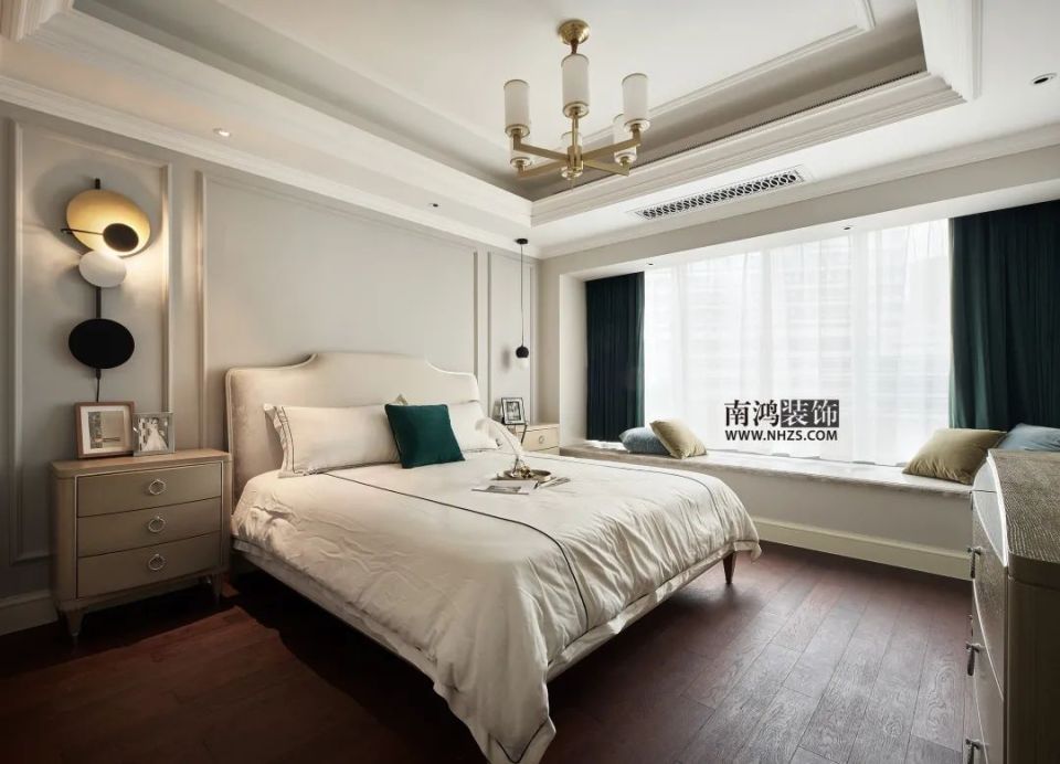 了性价比很高的石膏线,它可以仿造出护墙板的精美效果~ ▲软包背景墙