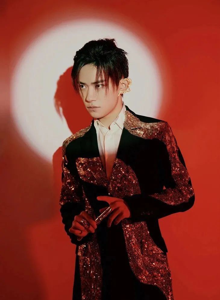 易烊千玺权志龙fangophilia的设计师taro hanabusa原本是做牙医出身