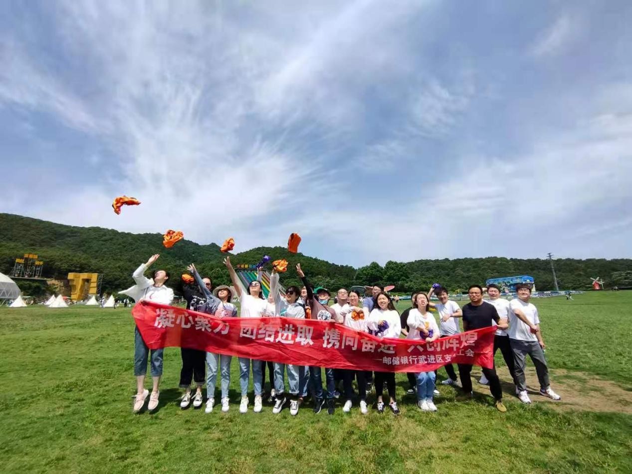 活動當天,沿顛簸的山路,隨變幻的山林,大家來到茅山寶盛園,在現場積極