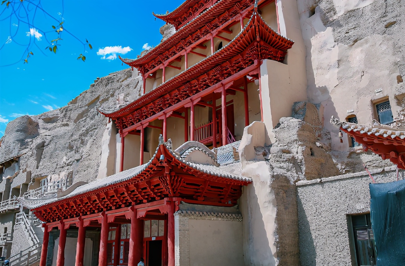 据莫高窟碑文记载,公元366年,有位叫乐尊的僧人云游到鸣沙山东麓脚下