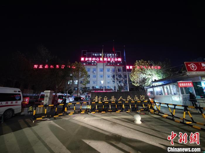 11月26日晚，仍有三明学生在封丘县人民医院治疗。　阚力 摄