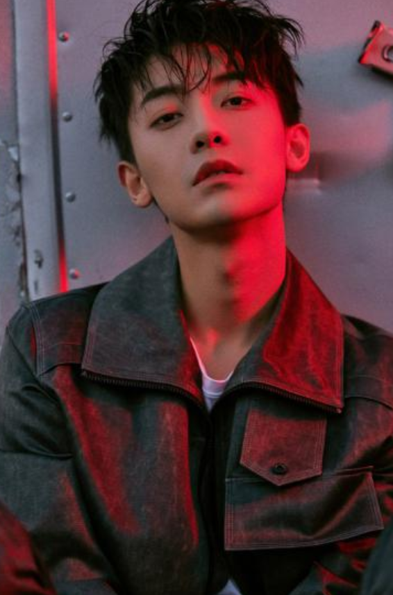 知名男星赵志伟疑似恋情曝光 与颖儿夫妇聚餐 和一女子当街热吻