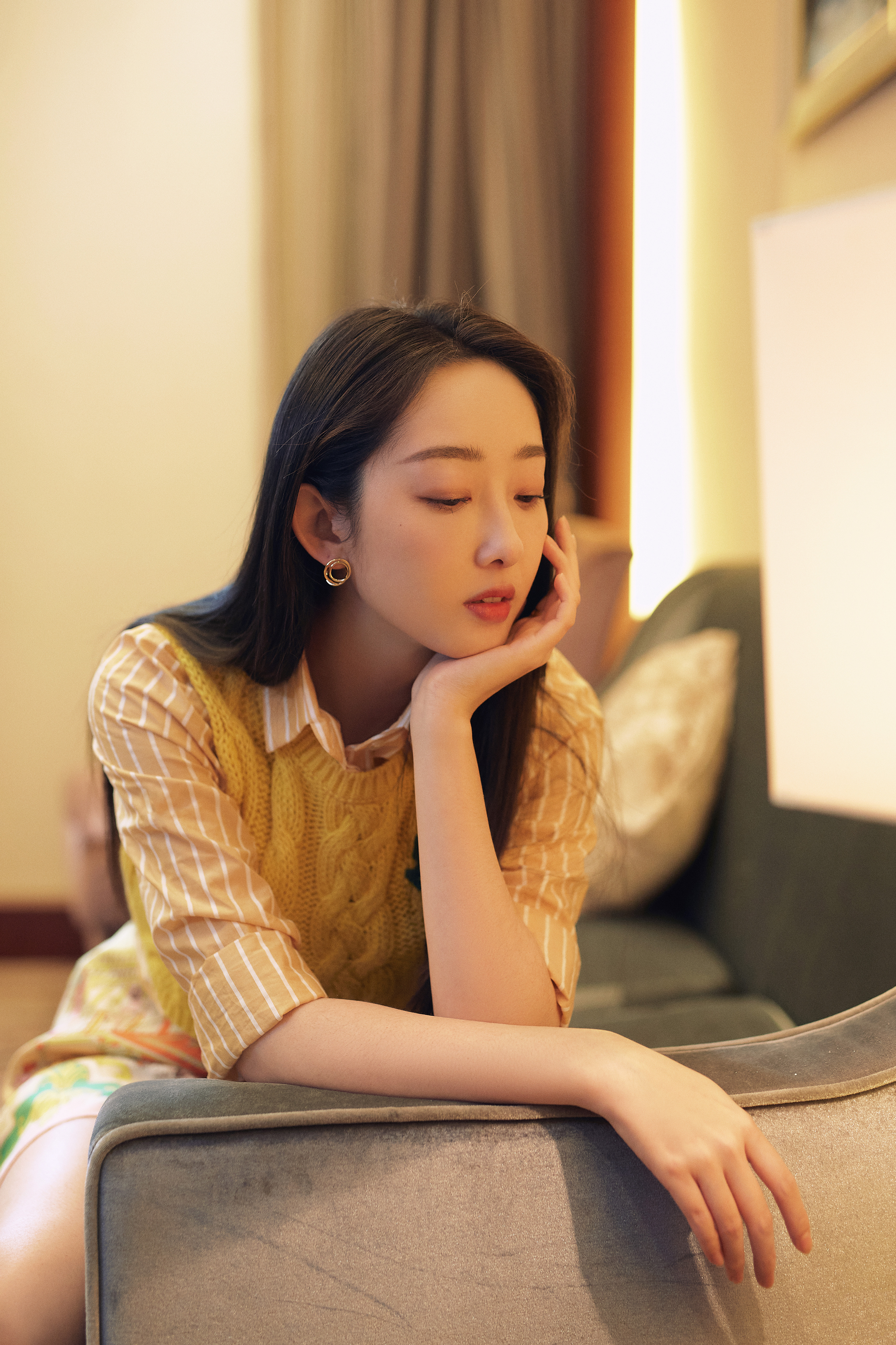 蒋梦婕现身活动现场 复古印花短裙明媚动人__凤凰网