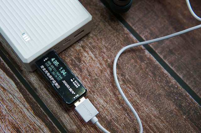 下面再用它為ipad充電試試,測出的輸出電壓5.06v,電流2.