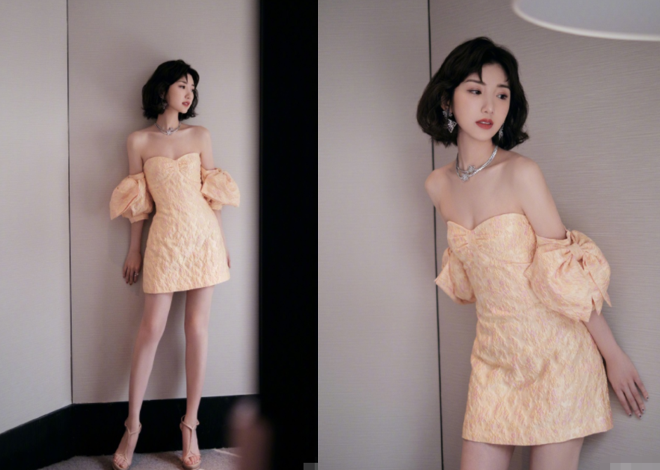 毛晓彤穿抹胸短裙当车模!身形单薄皮肤嫩白