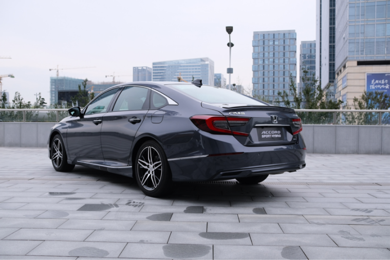 来看尖子生的期中考答卷,试驾中期改款雅阁