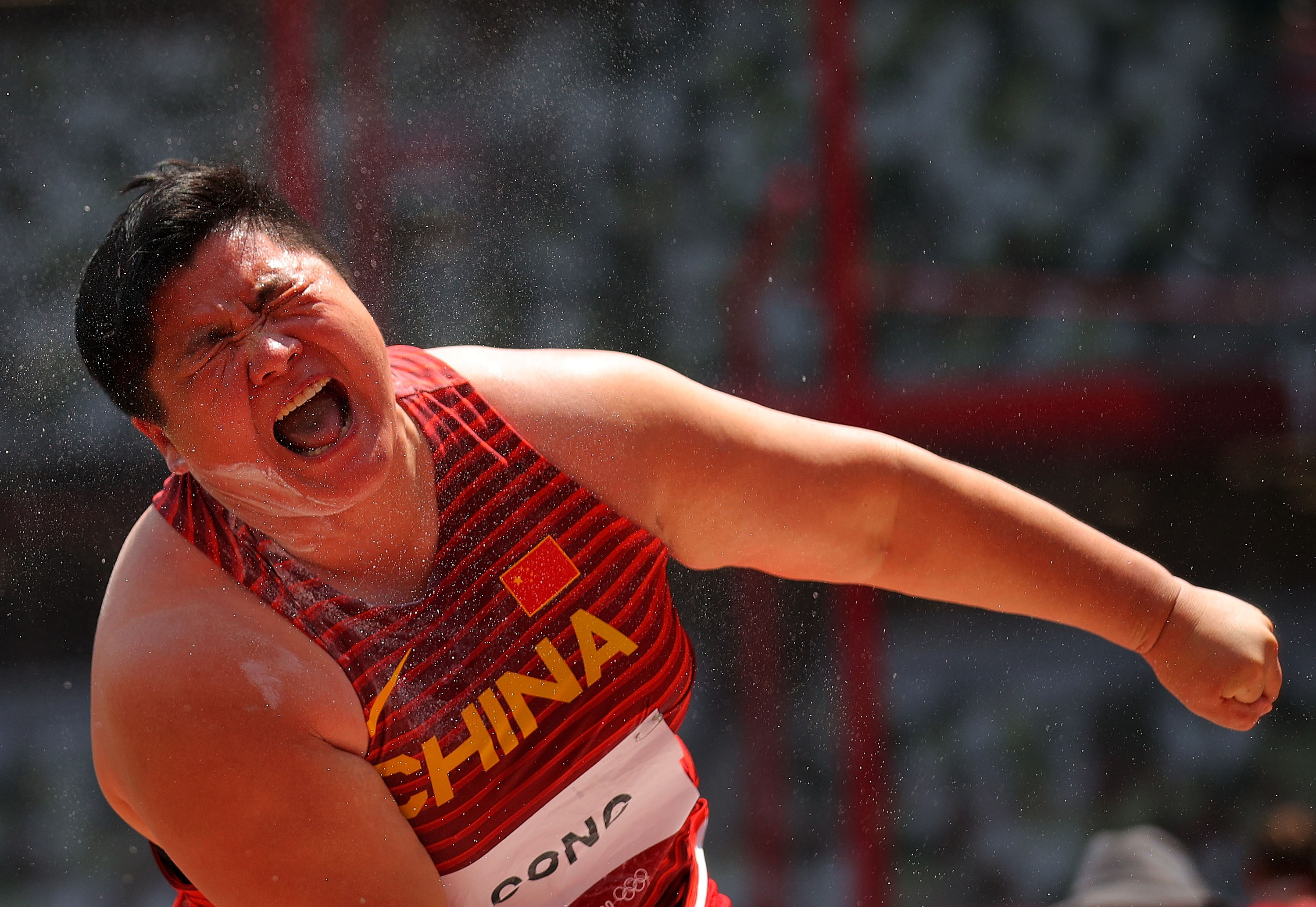 图为8月1日,巩立姣在东京奥运会田径女子铅球决赛中.