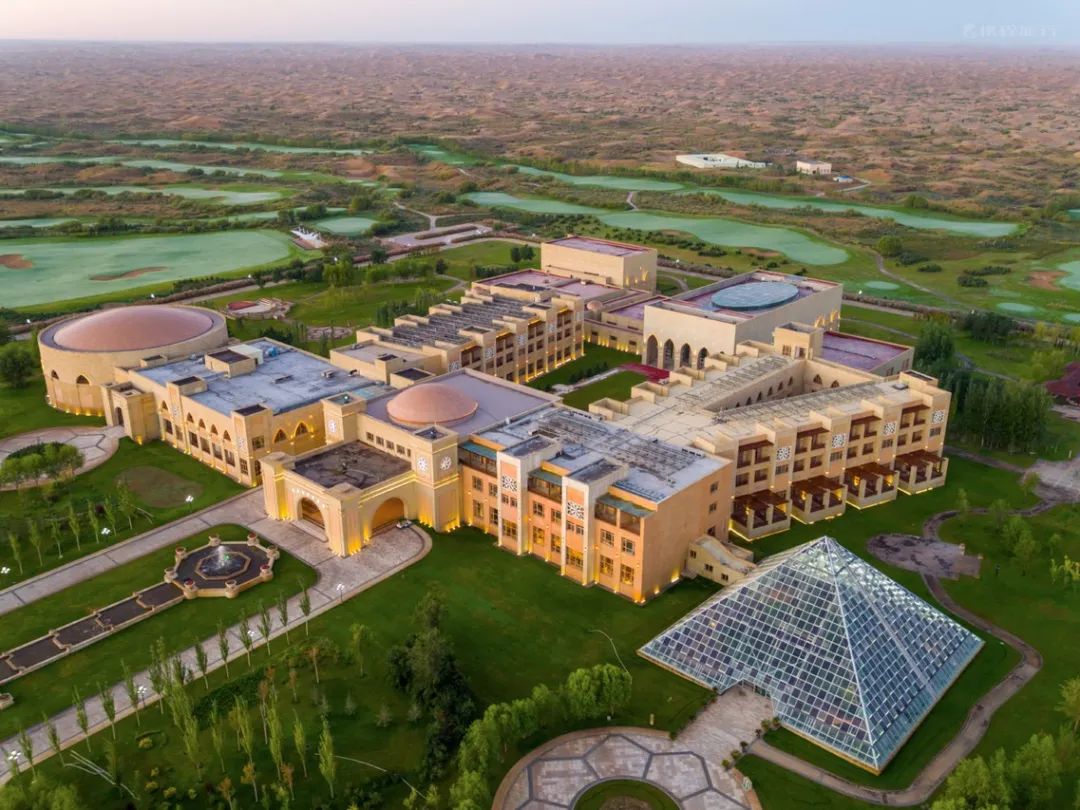 任务营地 七星湖沙漠酒店 坐落于沙漠腹地,是以沙漠为元素打造的度假