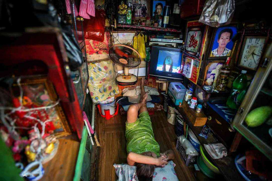 香港穷人区有多穷?纪录片揭露残酷真相,厨房和卫生间同在一处!