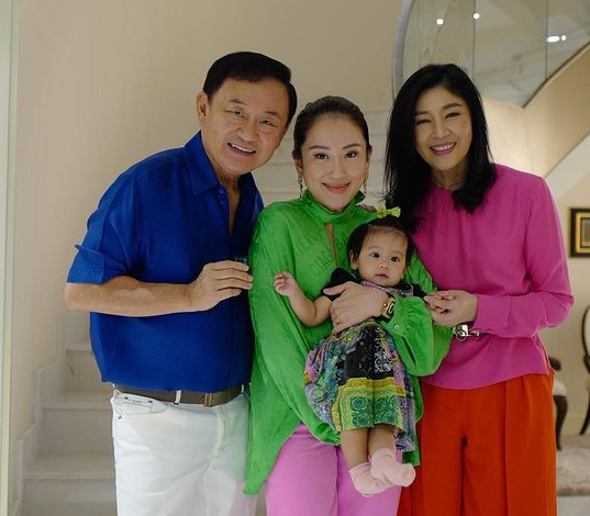 英拉他信开心照全家福,遗憾未能缩小泰国贫富差距,改善人民生活