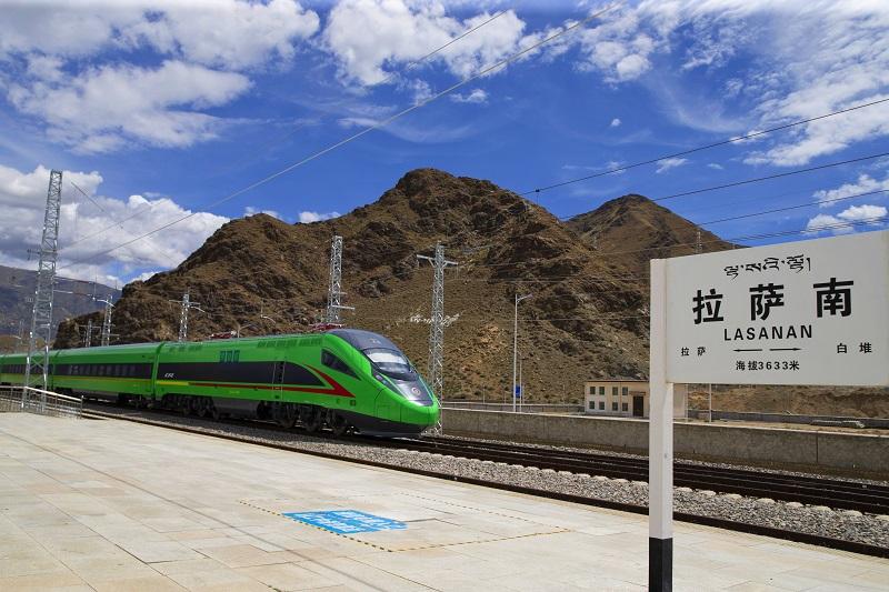 拉林铁路建成通车结束西藏东南地区不通铁路的历史