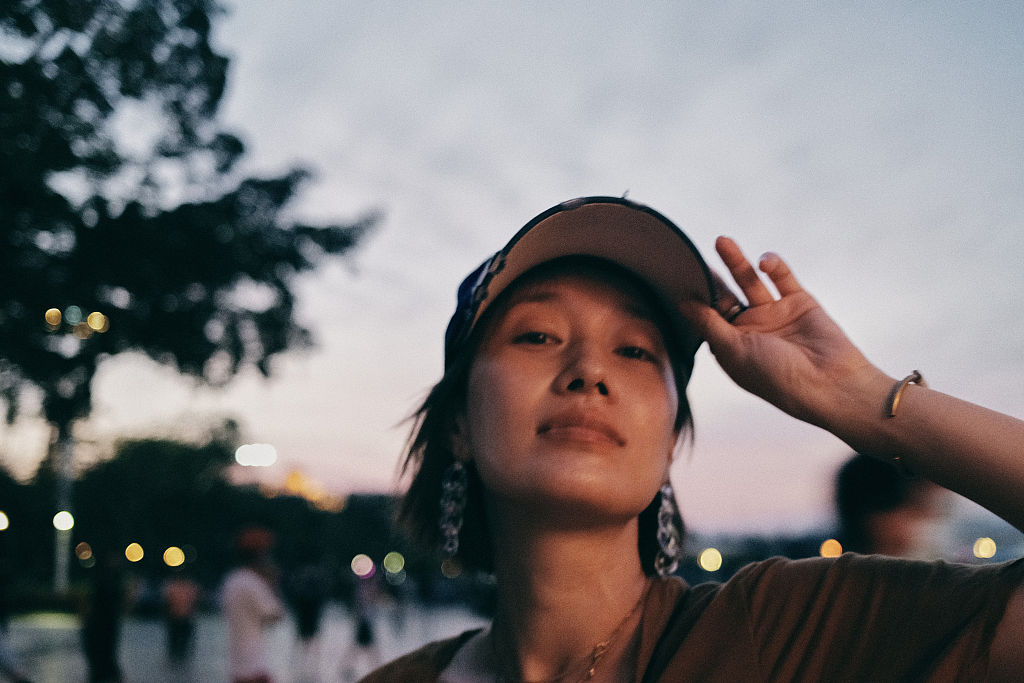 马伊琍拍摄胶片大片极具颗粒感纯素颜出镜演绎别样风格