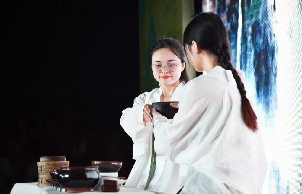 廊坊首届荷花汉服文化节在御龙河公园开幕__凤凰网