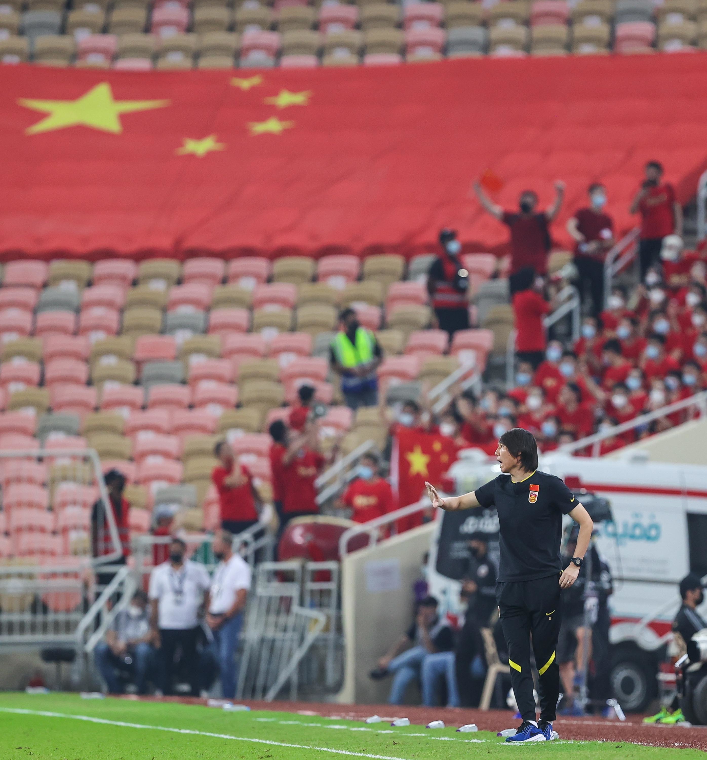 10月12日，中国队主教练李铁（前）在场边指挥。新华社发（瑞恩摄）