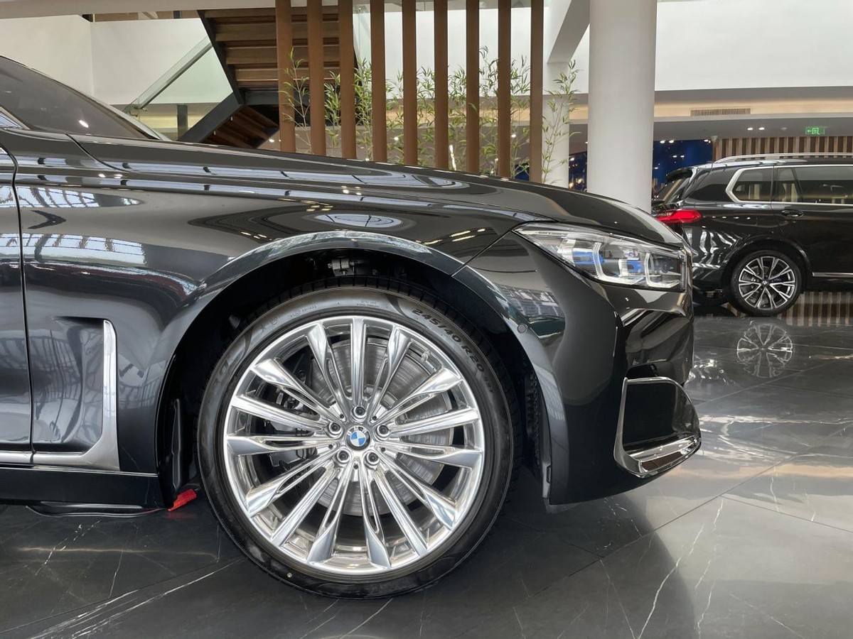 4座v12才叫真豪华宝马7系到店实拍s级都黯然失色