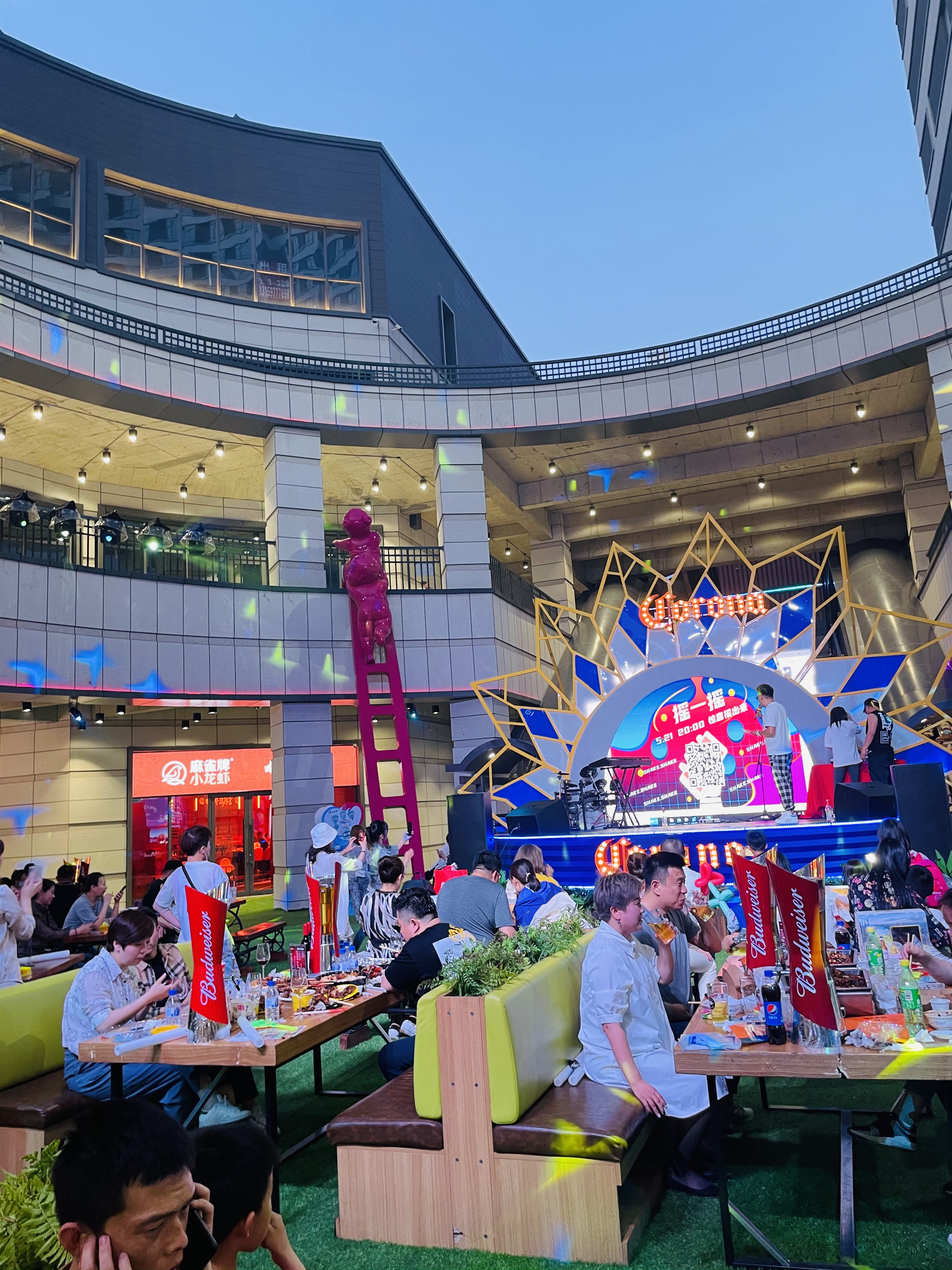 中东港98街区又搞新花样这不开了个号称全宽城最大的夜市么