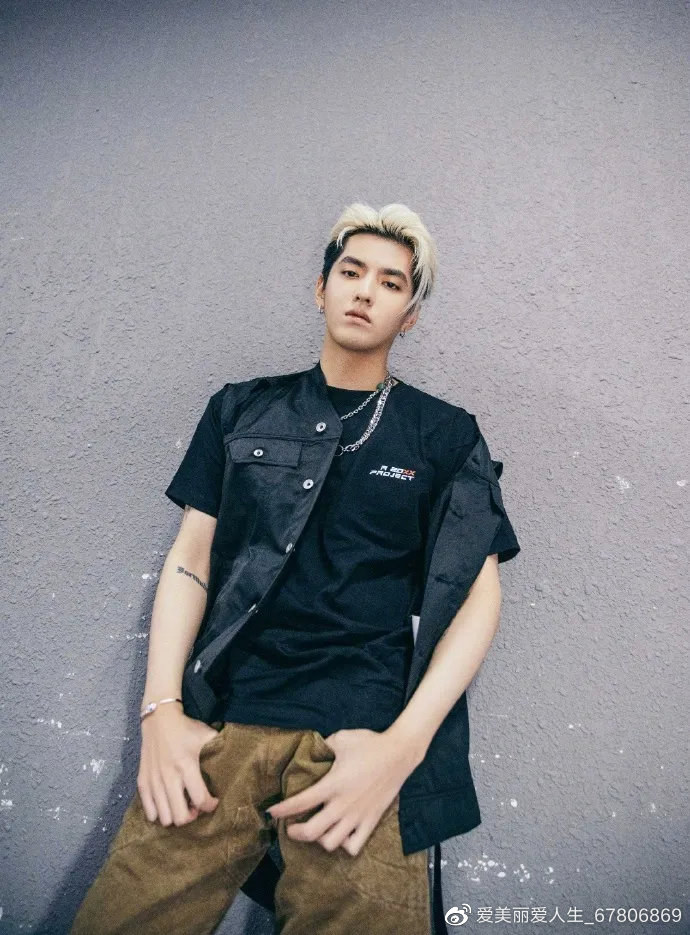 吴亦凡的黑金染也太帅了 个性不羁潮范!