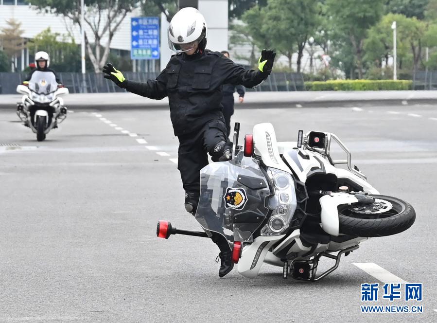 从训练场到路面,她们光鲜帅气的形象背后,是日复一日艰苦的训练。一个月前,怀揣着对警营生活和铁骑生涯的向往,这些年轻的女孩们从零开始接受严格的重型摩托驾驶训练。起步停车、急刹转弯、高速绕桩、极限压弯……不管刮风下雨、数九寒冬,她们每天训练时间超过8个小时。新华社记者 宋为伟 摄