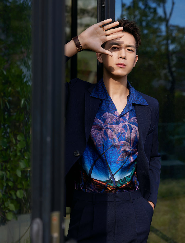温柔男友李现花衬衫黑色西装散发魅力阳光下更衬五官精致太迷