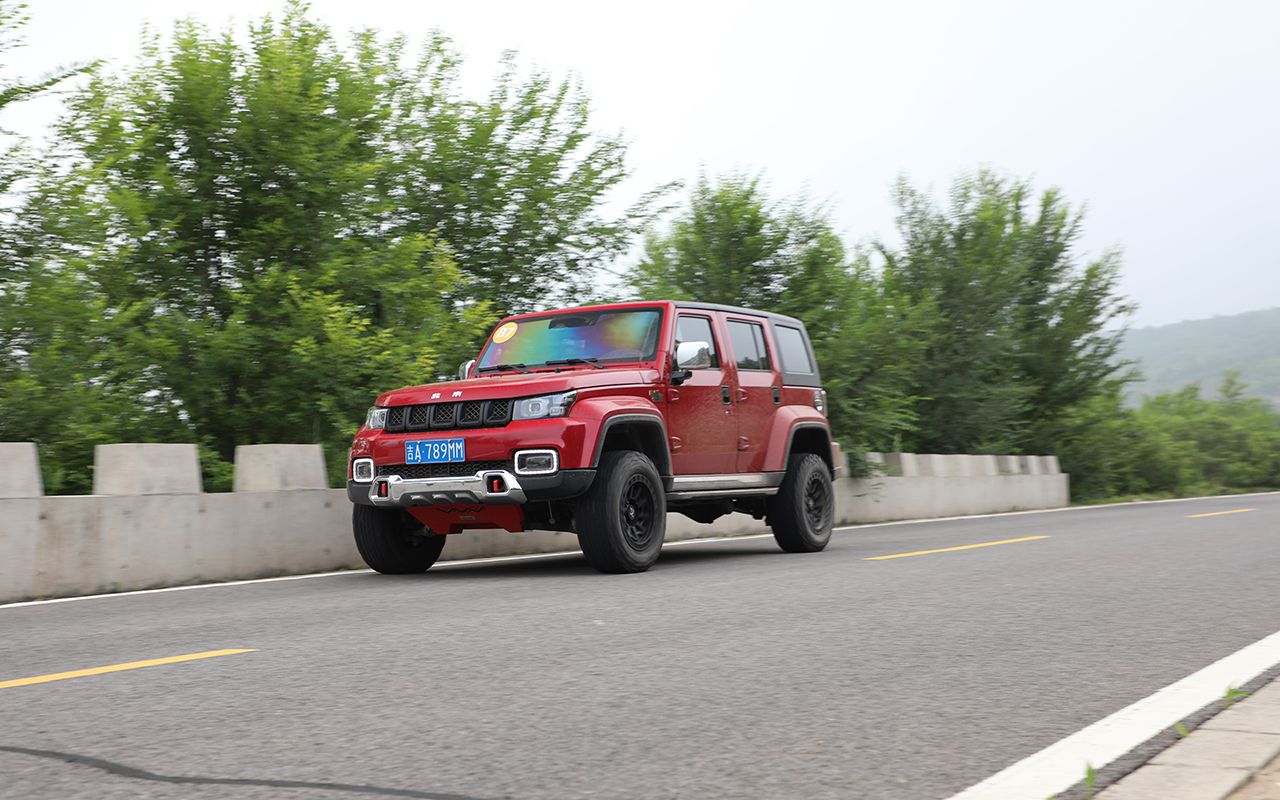 国产敞篷硬派suv 试驾北京bj40 搭载20t四缸涡轮发动机