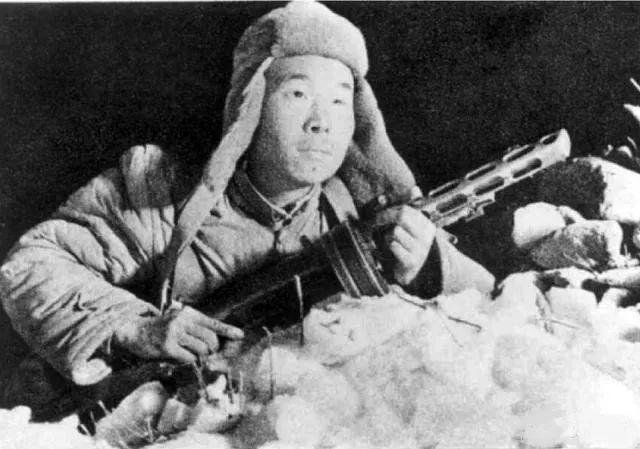 身着温区棉服的志愿军战士