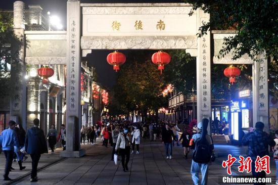 图为游客在三坊七巷游览。 吕明 摄