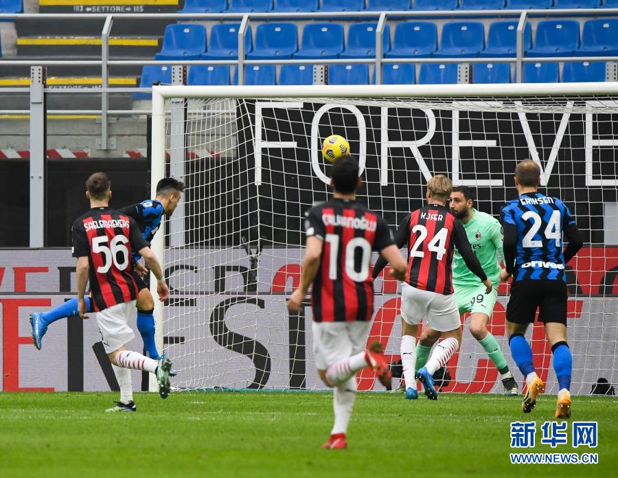 2月21日,国际米兰队球员劳塔罗·马丁内斯(左二)在比赛中头球破门。 当日,在2020-2021赛季意大利足球甲级联赛第23轮比赛中,国际米兰队客场以3比0战胜AC米兰队。 新华社发(阿尔贝托·林格利亚 摄)