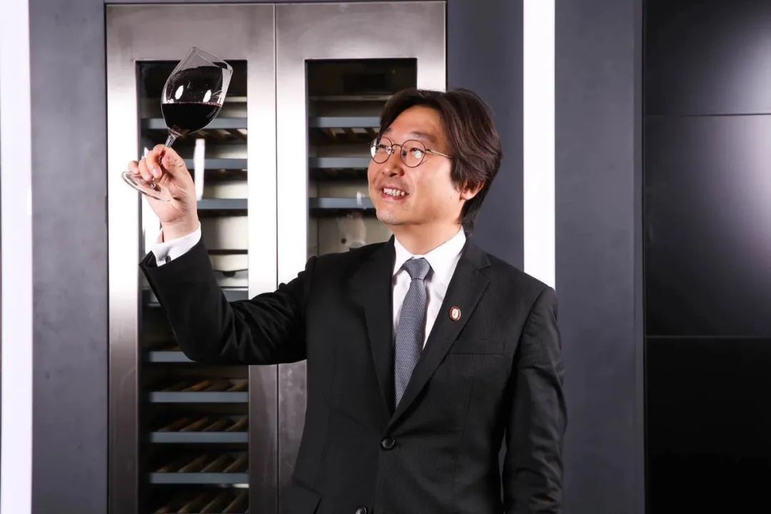 专访|首位华人侍酒大师吕杨:把冯唐的"人生三字经"演绎成"品酒三字经"