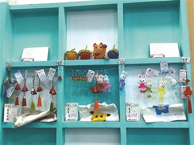 蒸饺店里放着孩子们的手工作品
