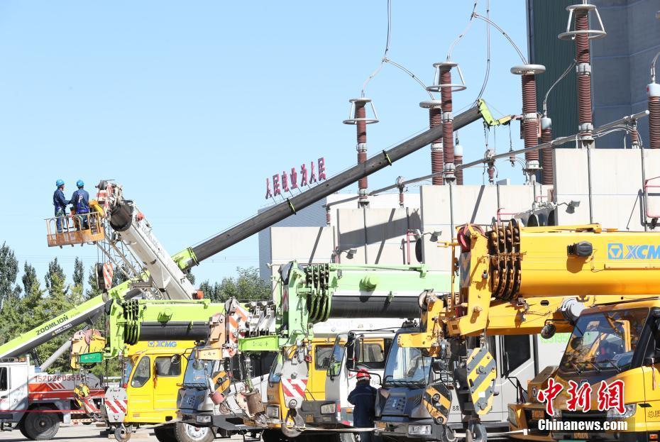 9月7日,国家电网宁夏公司检修公司工作人员在宁夏银川东换变电站±660千伏银东直流输电系统进行检修作业。当日,±660千伏银东超高压直流输电工程2021年度综合检修正式拉开帷幕。本次综检将对直流设备进行深入“大体检”,对部分核心设备进行整体“大换血”。据了解,±660千伏银东直流输电线路为宁夏电力外送山东的重要通道,是国家电网“西电东送”的重点工程。中新社记者 于晶 摄