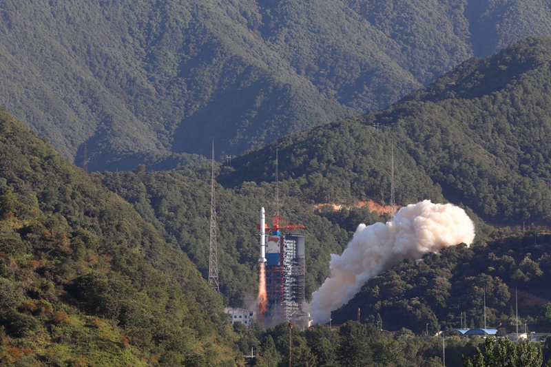 长征二号丙遥四十九火箭点火起飞瞬间.张森宇 摄