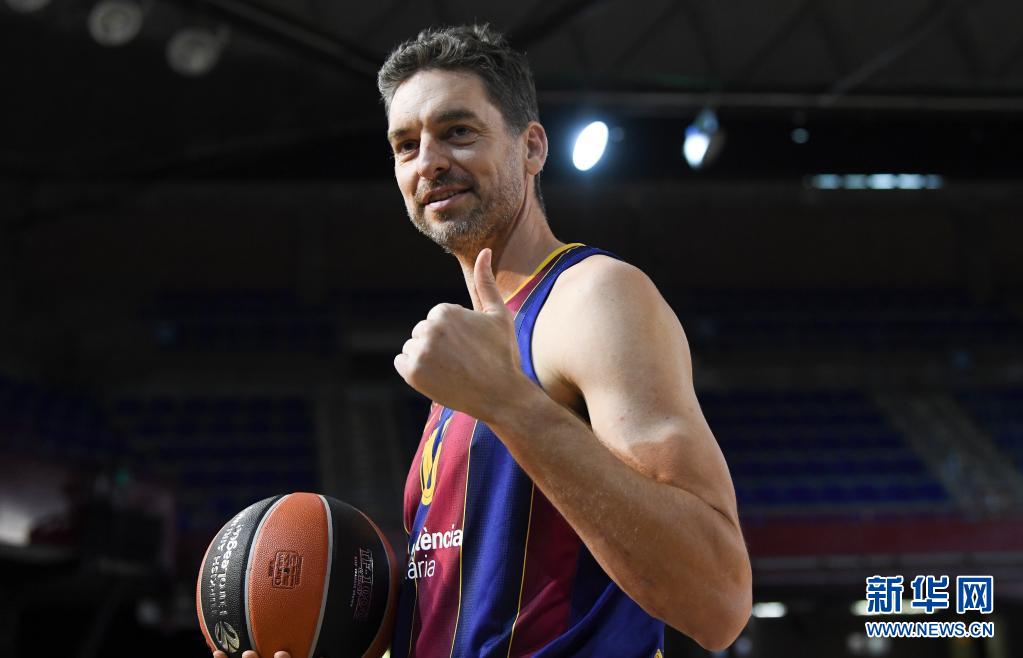3月25日,保罗·加索尔出席新闻发布会。 当日,西班牙巴塞罗那篮球俱乐部在巴塞罗那举行新闻发布会,新加盟的西班牙球员保罗·加索尔正式亮相。 新华社发(巴塞罗那俱乐部供图)