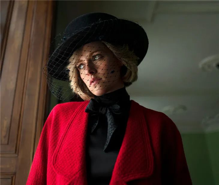 这次的《斯宾塞》,聚焦戴安妮王妃与查尔斯王子婚姻破裂的那个周末