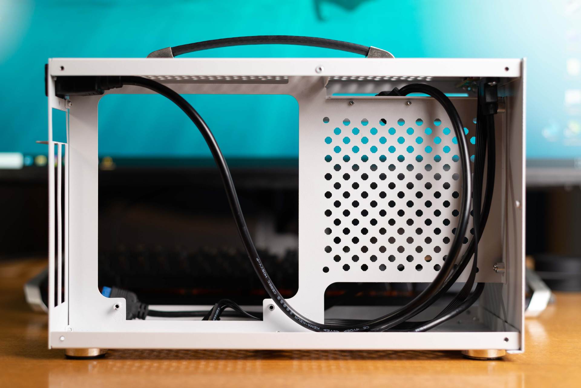 硬盘:铠侠rc10 散热器:id cooling is40x 机箱开箱: 超频三蜂鸟i100