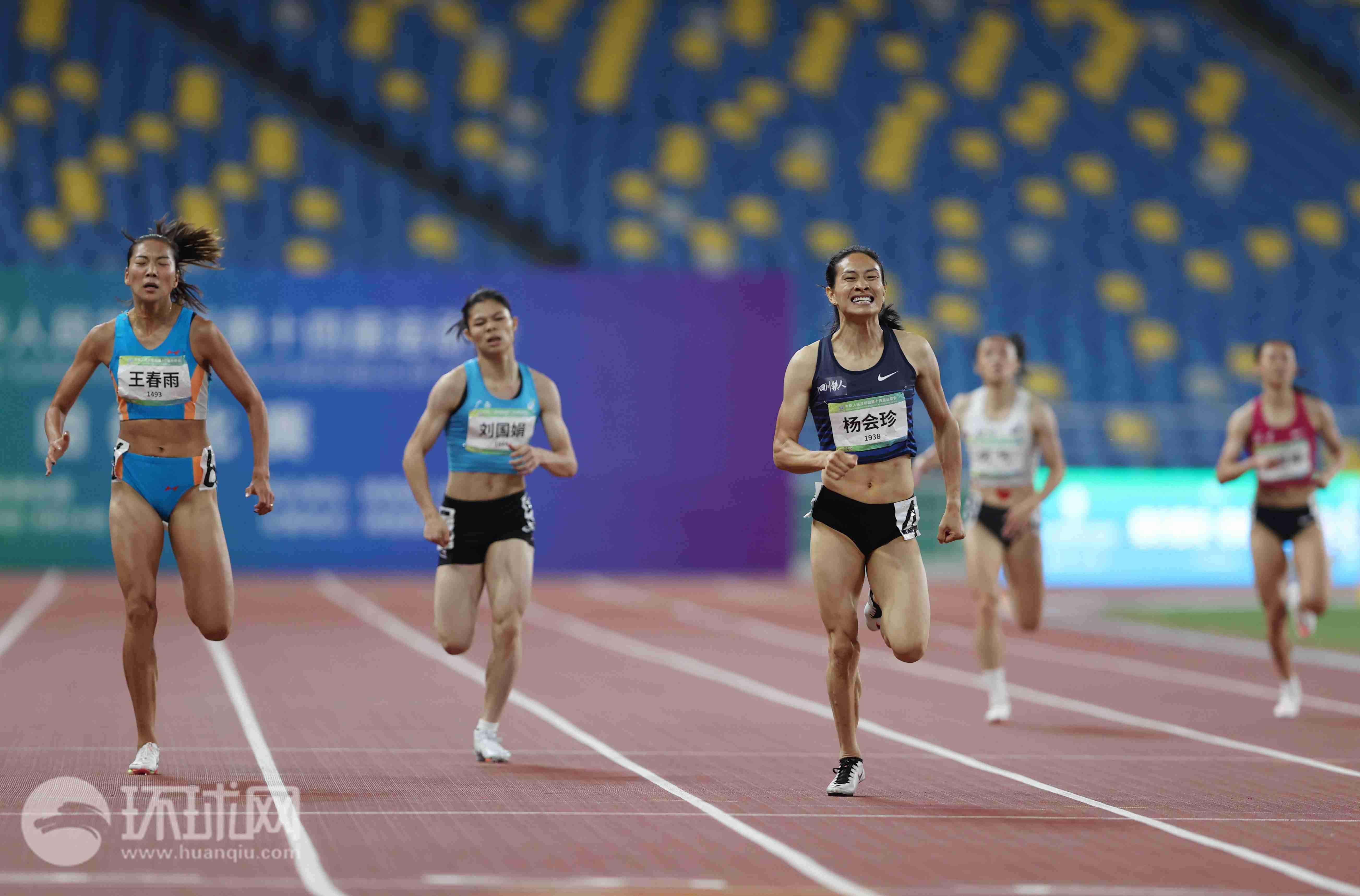 9月21日,陕西西安。第十四届全运会女子400决赛落下帷幕,四川选手杨会珍51秒63夺得冠军,安徽名将王春雨收获银牌。崔萌 摄