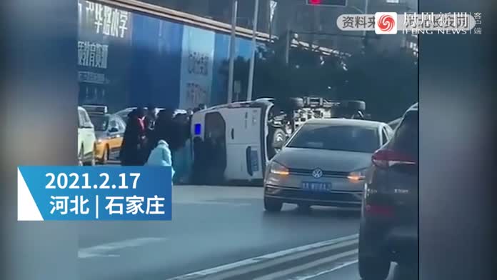 石家庄一辆救护车发生侧翻，路过市民自发合力扶起