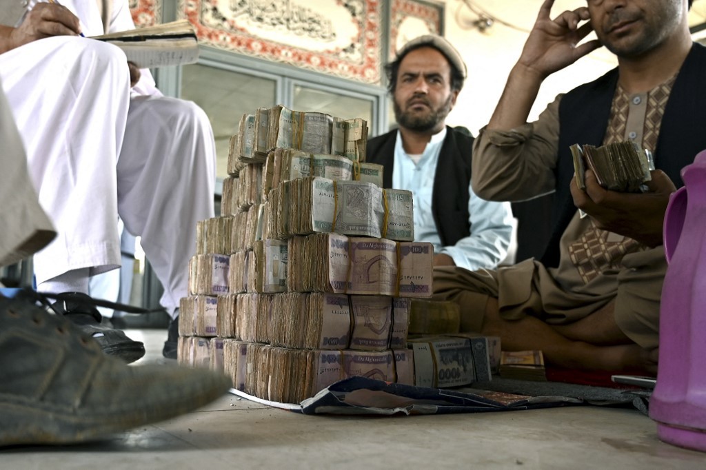 6月，阿富汗一名货币经纪人在喀布尔的市场清点钞票 图自法新社