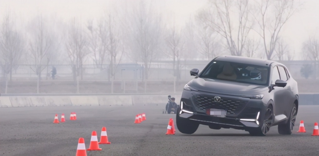 直击长安unik麋鹿测试现场双轮离地可还行