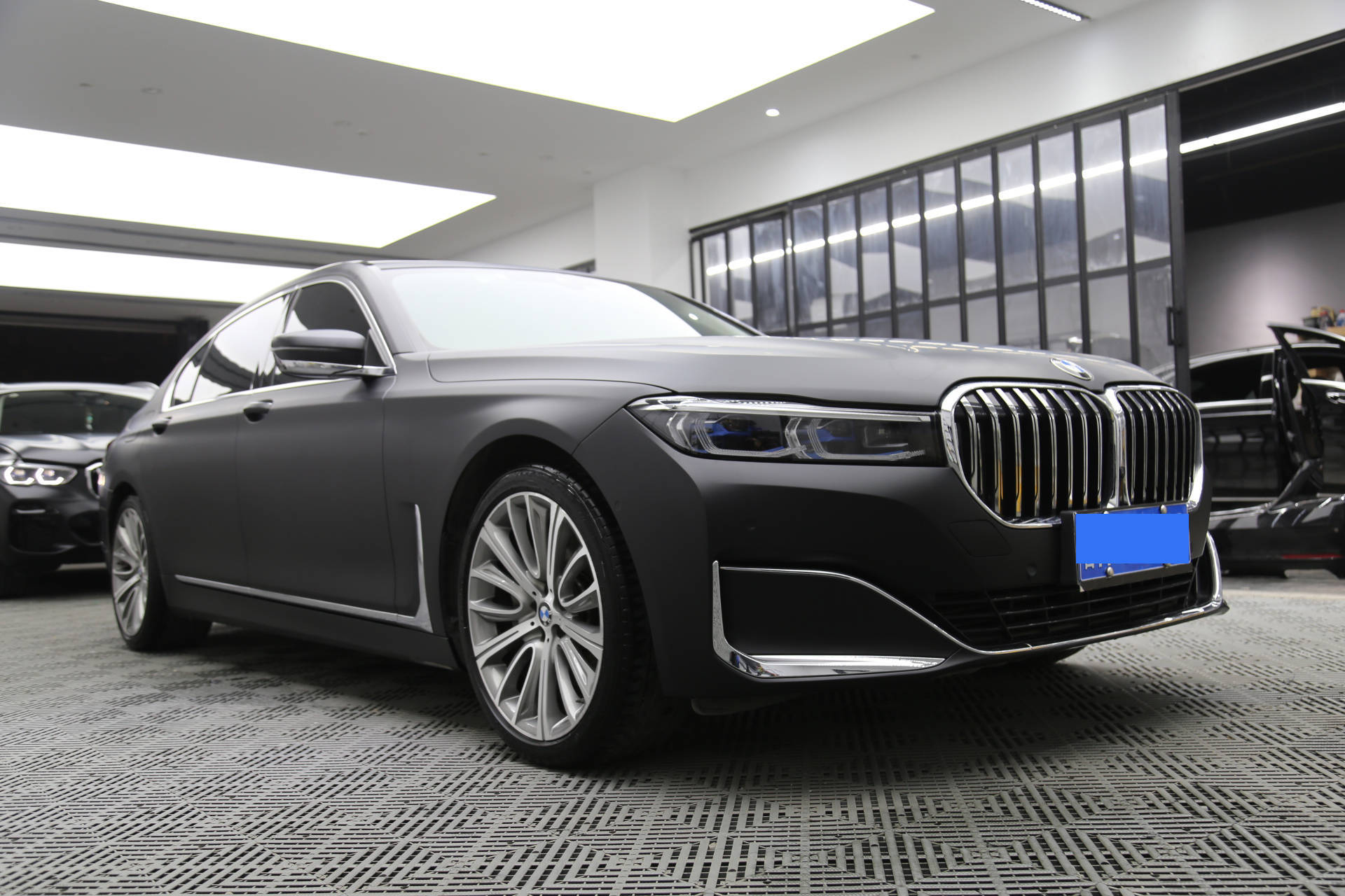 改色膜案例 | 宝马七系全车改色亚面电镀金属黑